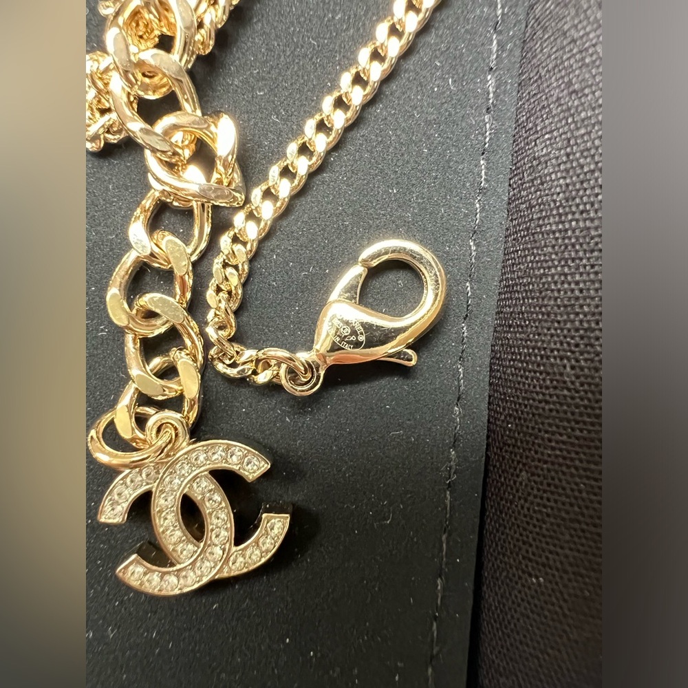 New authentic CHANEL CC strass pendant
Crystal CC 23P Necklace in gold color - Picture 6 of 11